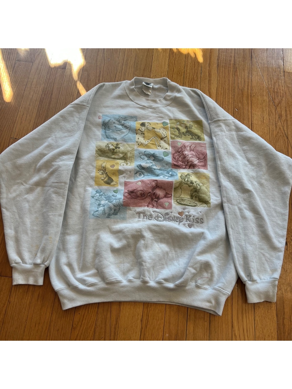 RARE Vtg 90s The Disney Kiss Sweatshirt Lady Tramp Mickey Minnie Bambi L USA